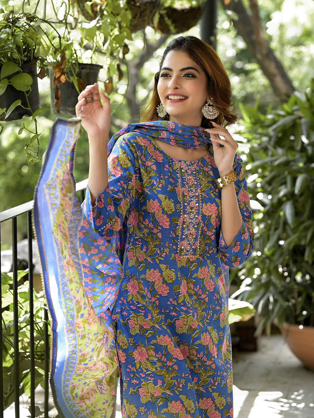 Noe Velarro blue Floral Print Cotton Straight fit Kurta Set